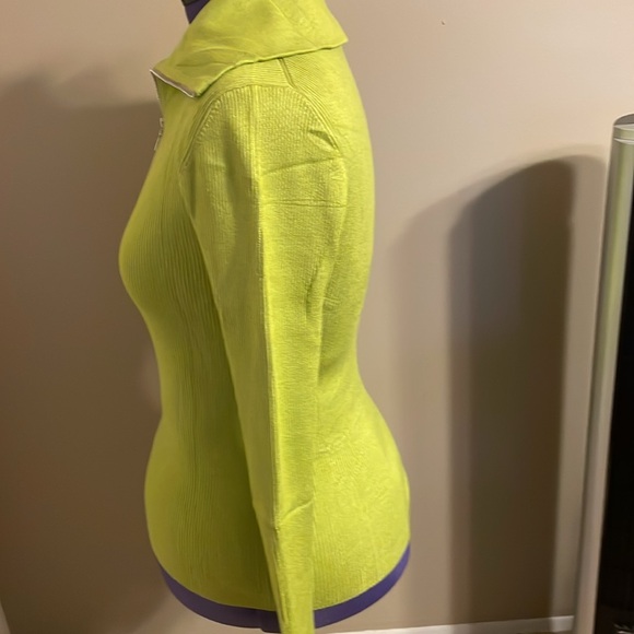 Prettywear Sweater - Picture 2 of 4